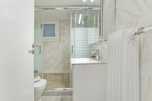 Douche, sèche-cheveux, serviettes fournies, savon