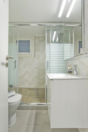 Douche, sèche-cheveux, serviettes fournies, savon