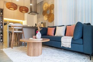 TV, offices - RM601 | Luxurious 1-Bed | Balcony | Pool | Gym (Cali)