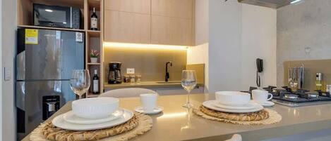 Refrigerador, microondas, horno, placa de cocina