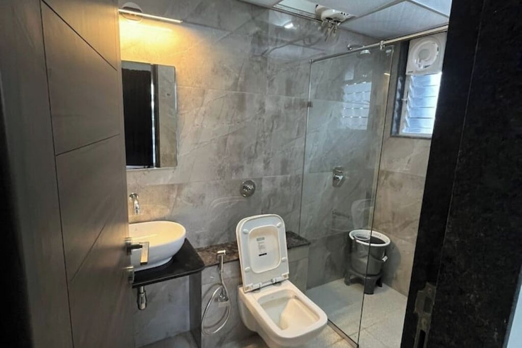 Douche, bidet, serviettes fournies, savon