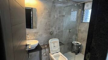 Douche, bidet, serviettes fournies, savon