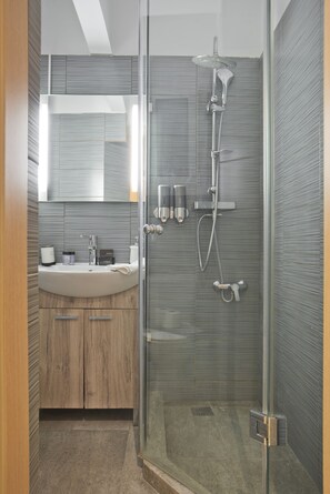 Douche, séchoir à cheveux, serviettes fournies, savon