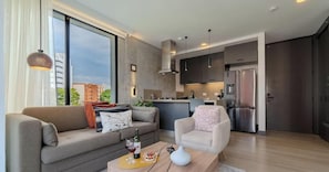 TV, offices - RM 703 | High Rise Condo | Luxury | Pool | Balcony (Cali)