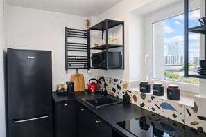 Großer Kühlschrank, Mikrowelle, Ofen, Herdplatte