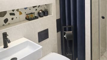 Shower, rainfall showerhead, free toiletries, hair dryer