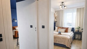 Une chambre d’hôtel avec un lit, une table de chevet et une vue sur la ville.