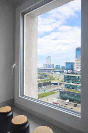Apartamento superior, sacada, vista para a cidade | Cozinha privada | Geladeira grande, micro-ondas, fogão, cooktop