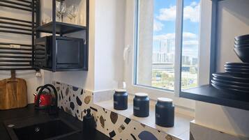 Full-sized fridge, microwave, oven, stovetop