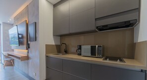 Microondas, placa de cocina, cafetera/tetera, utensilios de cocina