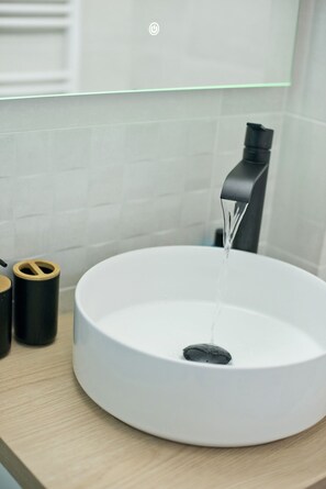 Douche, sèche-cheveux, serviettes fournies, savon