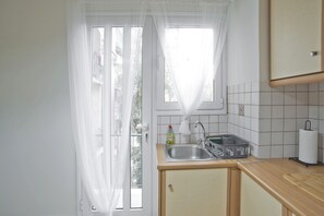 Réfrigérateur, four, plaque de cuisson, cafetière/bouilloire