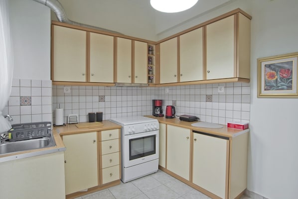 Réfrigérateur, four, plaque de cuisson, cafetière/bouilloire