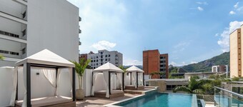 RM902| LuxeHigh- Hideaway – Pool, Sauna & Security