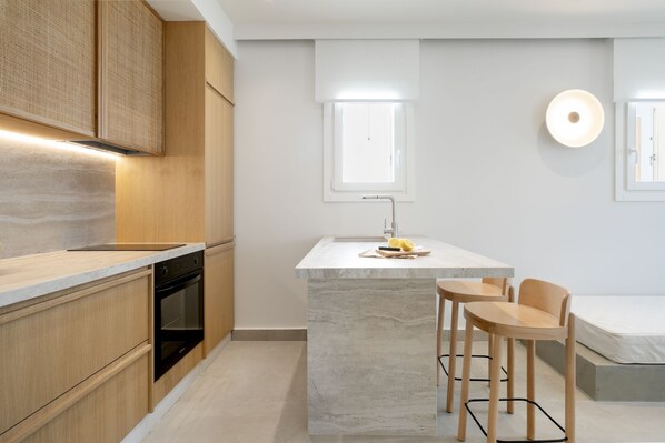 Fridge, oven, stovetop, dishwasher