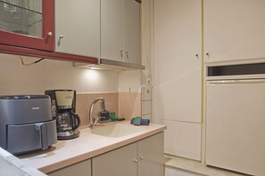 Mikrobølgeovn, kaffe-/temaskine, køkkentøj/tallerkener/redskaber