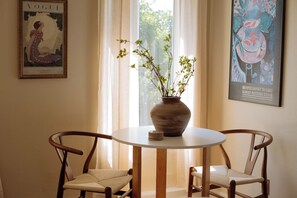 Dining - Modern Studio in Beachwood Canyon (Los Angeles)