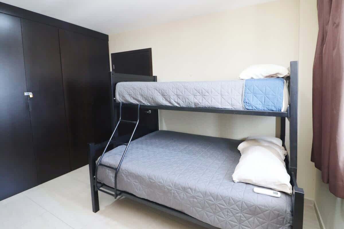 2 slaapkamers, een strijkplank/strijkijzer, wifi