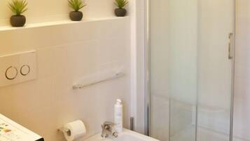 Apartment | Bathroom | Shower, free toiletries, hair dryer, bidet