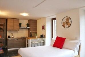 Apartment | Living area | 30-inch TV with digital channels - Studio Red (Argegno)