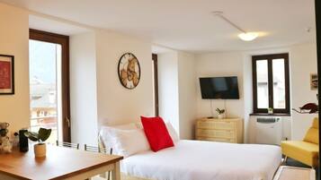 Apartment | 1 bedroom, premium bedding, down comforters, iron/ironing board