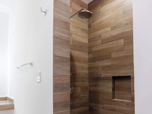 Een douche, handdoeken