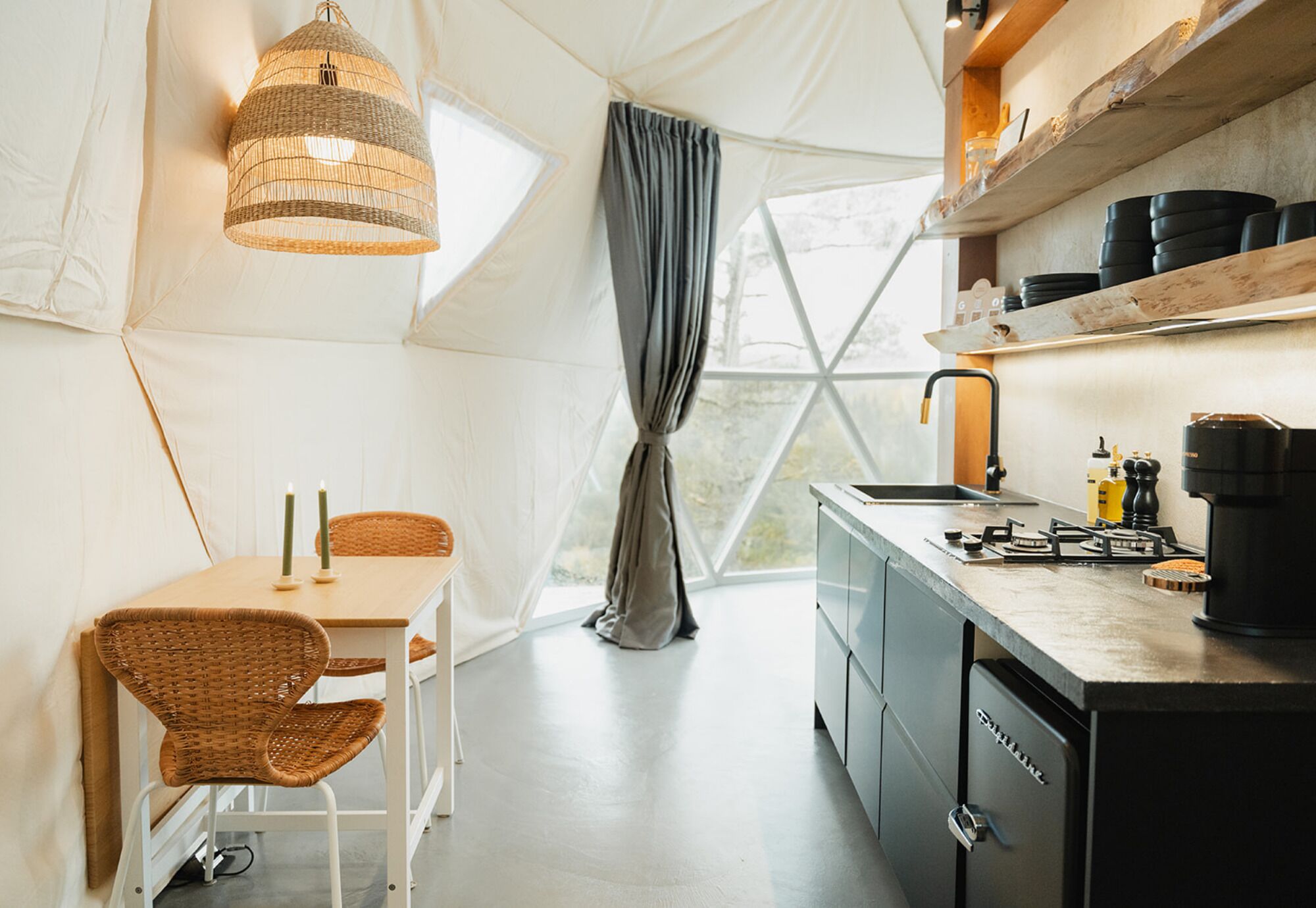 Kjøleskap, kaffetrakter/tekoker og kjøkkenutstyr