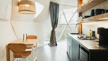 Réfrigérateur, cafetière-théière, vaisselle et ustensiles