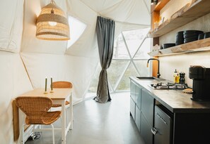 Frigorífico, cafetera o tetera y utensilios de cocina