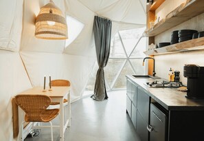 Refrigerador, cafetera/tetera, utensilios de cocina