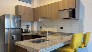 Fridge, cookware/dishes/utensils