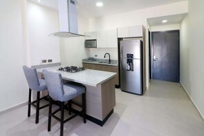 Refrigerador, microondas, parrilla de estufa y cafetera y tetera 