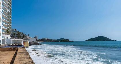 Beachfront apartment with pool in Cerritos