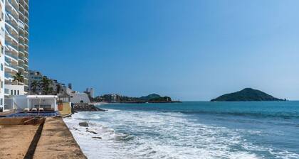 Beachfront apartment with pool in Cerritos
