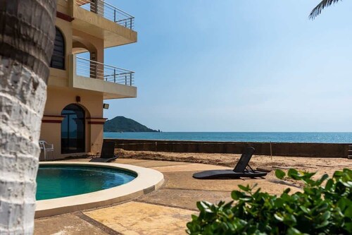 Beachfront apartment with pool in Cerritos