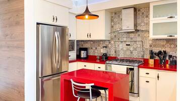 Réfrigérateur, micro-ondes, plaque de cuisson, cafetière/bouilloire