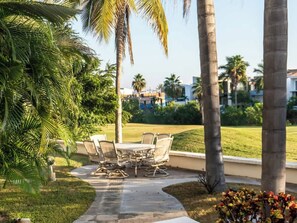 Outdoor dining - Golf Course View Apartment in Mazatlan (Mazatlan)