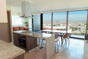 Een koelkast, een kookplaat, een koffiezetapparaat/waterkoker