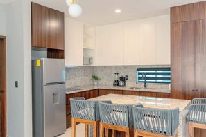 Keittoastiat/astiat/ruokailuvälineet