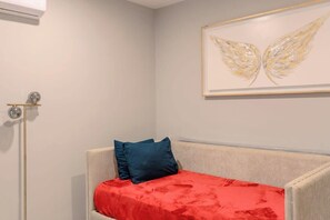 2 bedrooms, iron/ironing board, WiFi