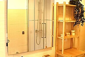 Een douche, een haardroger, een bidet, handdoeken
