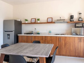 Kühlschrank, Herdplatte, Kochgeschirr/Geschirr/Besteck