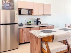 Een koelkast, een magnetron, een kookplaat