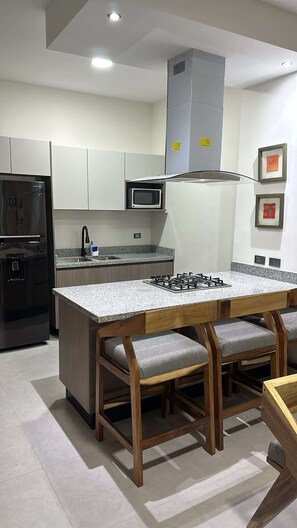 Een koelkast, een magnetron, een kookplaat