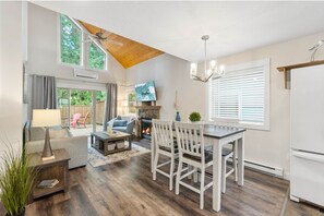 Smart TV, chimenea y libros 