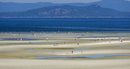 3 bedroom cottage close to Rathtrevor Beach, Mini Golf and pool on site.