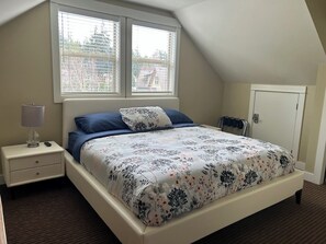 3 bedrooms, iron/ironing board, travel cot, free WiFi