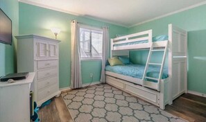 4 bedrooms, iron/ironing board, WiFi, bed sheets