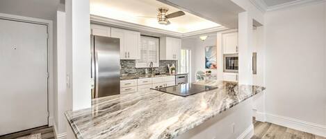 Refrigerador, microondas, horno, placa de cocina