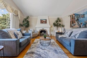 TV - Beautiful 3BR/2BA home 10 mins from SFO (Millbrae)